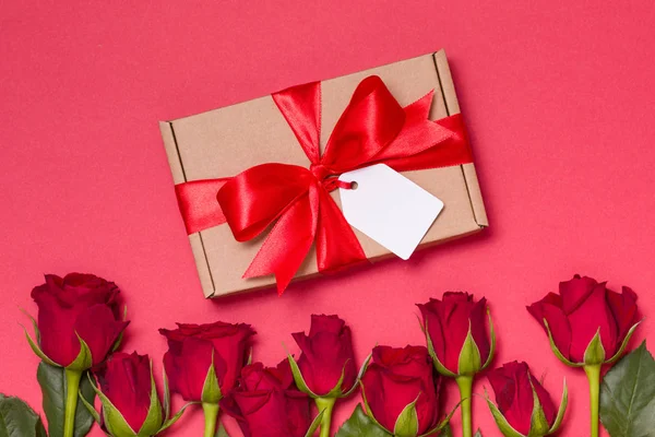 Sevgililer günü romantik hediye şerit yay etiketi, sorunsuz kırmızı arka plan kırmızı gül, özgür kopya metin alanı