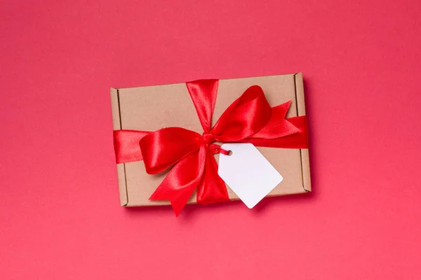 Valentinstag Romantische Geschenkschleife Schleife Geschenkanhänger Geschenk Nahtloser Roter Hintergrund Kopiertext — Stockfoto