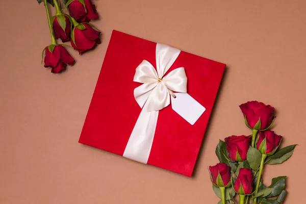 Romantyczne Bezszwowe Tło Nagie Czerwony Bukiet Róż Wstążki Tag Dar — Zdjęcie stockowe