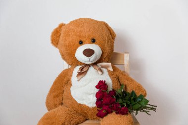 Sevgiliye arka plan, boş metin alanı, ayı ve kırmızı güller, romantik sürpriz hediye