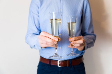 Kutlama romantik akşam, adam hodlding şampanya bardakları, romantik iki, Sevgililer günü, yıldönümü için.