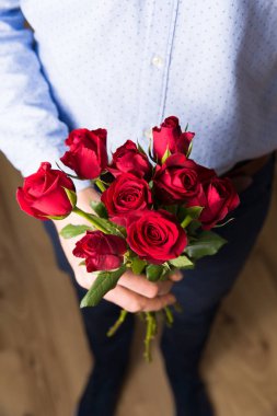 Sevgililer günü, kadının gün, 8 Mart romantik sürpriz kırmızı çiçekler, yakışıklı adam, aşk.