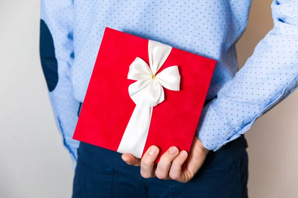 Romantische Überraschung Schöner Junger Mann Versteckt Romantisches Rotes Geschenk Hinter — Stockfoto