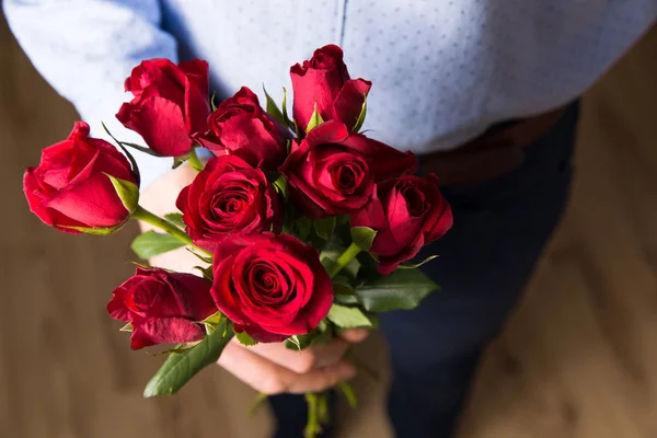 Sevgililer günü, kadının gün, 8 Mart romantik sürpriz kırmızı çiçekler, yakışıklı adam, aşk.