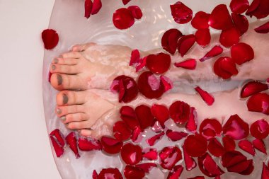 Gül petails, romantik ev spa, öz bakım lüks ile Sevgililer günü banyo