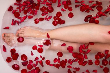 Gül petails, romantik ev spa, öz bakım lüks ile Sevgililer günü banyo