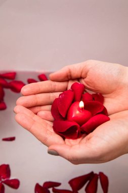 Eller, sayfanız homespa, Sevgililer günü sürpriz kırmızı gül yaprakları tutan kadın kapatmak