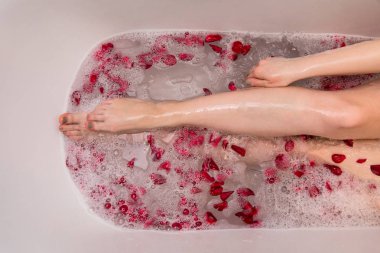 Ev spa, öz bakım roantic lüks, gül yaprakları ile banyo kadında