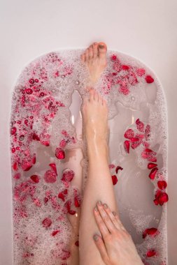Ev spa, öz bakım roantic lüks, gül yaprakları ile banyo kadında
