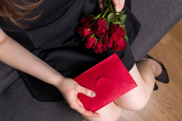 Envelope Vermelho Com Mensagem Romântica Dia Dos Namorados Aniversário Surpresa — Fotografia de Stock