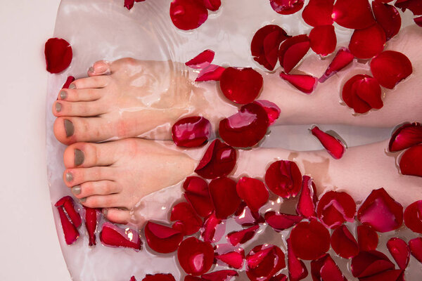 Ванна на день Святого Валентина с лепестками роз, романтический домашний спа, роскошный уход за собой
