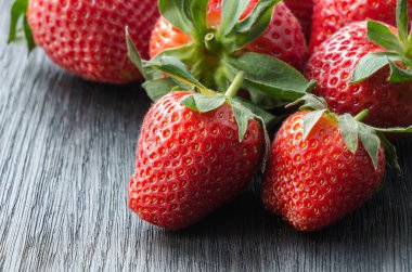 Olgun, kırmızı, çilek, ahşap arka plan üzerinde