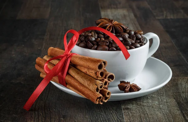 Granos Café Taza Blanca Canela Anís Estrellado Cinta Roja —  Fotos de Stock