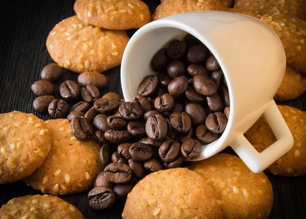 Granos Café Taza Blanca Galletas Sobre Fondo Oscuro —  Fotos de Stock