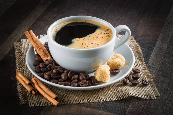 Café Uma Xícara Branca Canela Açúcar Mascavo Grãos Café Pedaço — Fotografia de Stock