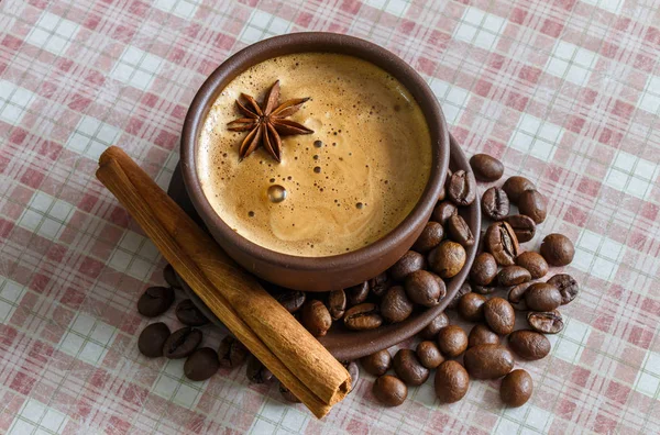 Café Una Taza Cerámica Canela Granos Café Anís Estrellado Sobre —  Fotos de Stock