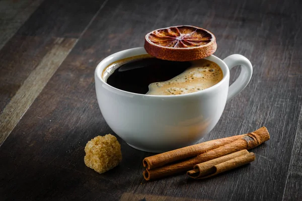 Café Taza Blanca Canela Azúcar Morena Naranja Seca —  Fotos de Stock