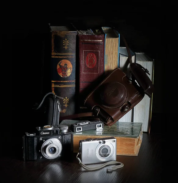 Stillleben Bücher Fotoausrüstung Vor Dunklem Hintergrund — Stockfoto