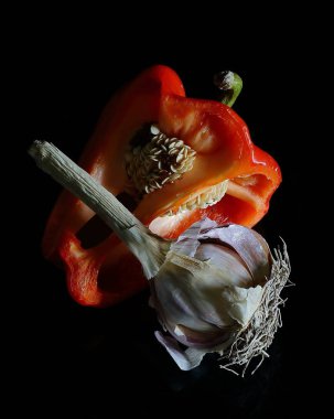 biber, sarımsak koyu arka plan üzerinde