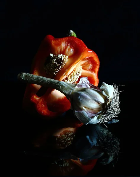 Pepper Garlic Dark Background Reflection — Stock Photo, Image