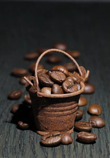 Granos Café Pequeño Cubo Oxidado Sobre Fondo Oscuro —  Fotos de Stock