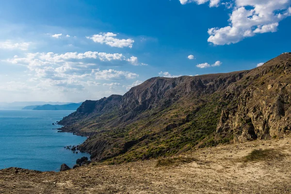 Crimea Sommar Cape Megan Från Toppen Kustlinjen Blå Himmel Moln — Stockfoto
