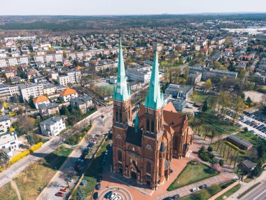 Polonya 'nın Rybnik kentindeki Aziz Anthony Katolik Bazilikasının Hava Görüntüsü.