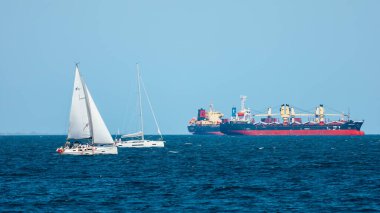 Denizde Kargo Gemileri ve Yelkenliler