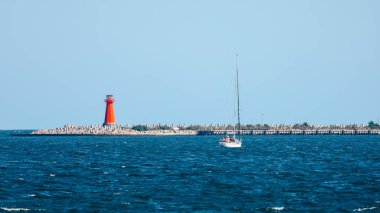 Yelkenli ve ba Red Lighthouse