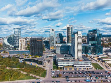 Neris Nehri kıyısındaki Vilnius İş Bölgesi 'nin hava manzarası. Vilnius Şehir Manzarası ve Modern Gökdelenler. Litvanya