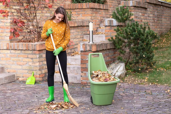 Kobieta Robi Jesienny Ogród Pracy — Zdjęcie stockowe