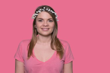 Güzel sarışın bir kadınla çiçek çelenk başında. İzole arka plan bahar kadın