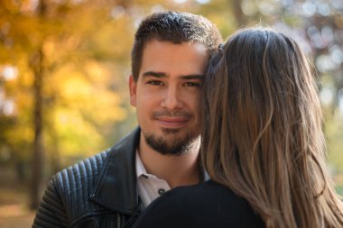 Genç adam kız arkadaşı sarılmak. Aşık çift