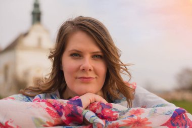 Mutlu ve memnun güzel artı boyutu modeli açık