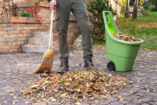Člověk Dělá Podzimní Zahradní Práce — Stock fotografie