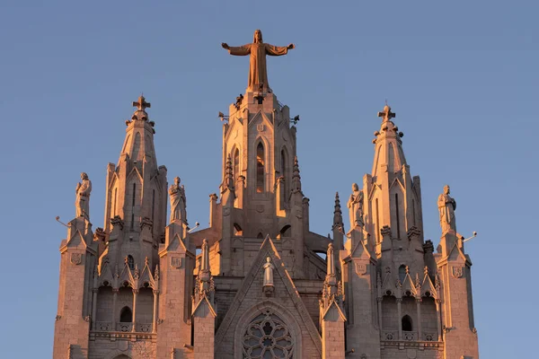 ティビダボ教会キリスト像とバルセロナの山 — ストック写真