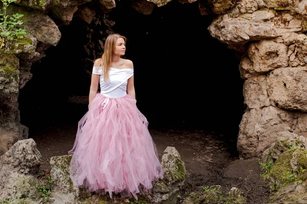 Mooie Blonde Jonge Vrouw Draagt Roze Tule Rok Wordt Verdrietig — Stockfoto