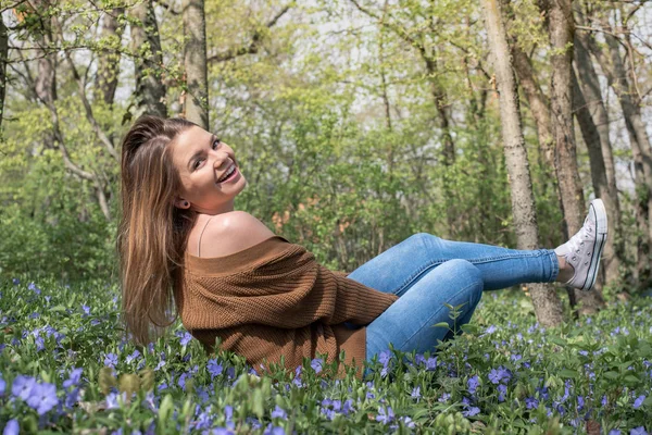 Bella Bionda Giovane Donna Sta Divertendo Nel Parco Primavera — Foto Stock