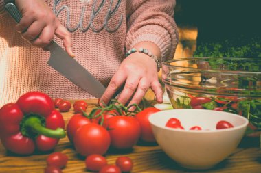 Güzel artı boyutu kadın mutfakta taze salata yapıyor