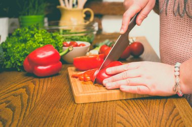 Güzel artı boyutu kadın mutfakta taze salata yapıyor