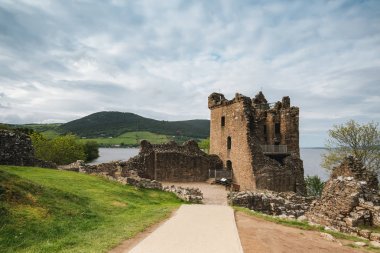 İskoçya'da Loch Ness gölü boyunca Urquhart Kalesi