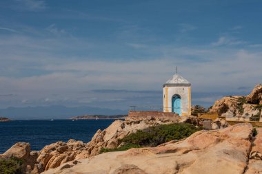 Cala Francese Kilisesi, La Maddalena Adası manzarası, Sardunya, İtalya