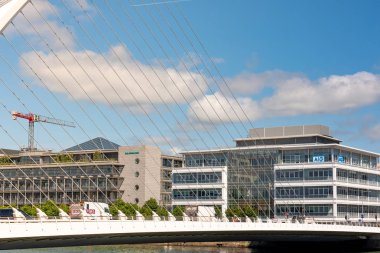 İrlanda, Dublin - 03 Temmuz 2019 - Samuel Beckett Köprüsü (Harp Köprüsü) Dublin, İrlanda'da Liffey nehri üzerinde