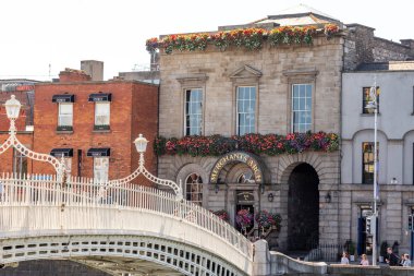 İrlanda, Dublin - 03 Temmuz 2019 - Ha Penny Bridge Dublin, İrlanda