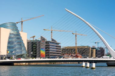 İrlanda, Dublin - 03 Temmuz 2019 - Samuel Beckett Köprüsü (Harp Köprüsü) Dublin, İrlanda'da Liffey nehri üzerinde