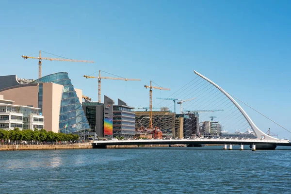 İrlanda, Dublin - 03 Temmuz 2019 - Samuel Beckett Köprüsü (Harp Köprüsü) Dublin, İrlanda'da Liffey nehri üzerinde