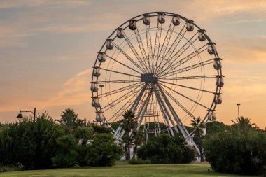 Gün doğumunda Park Giardinetti'de dönme dolap, Olbia, Sardunya, İtalya