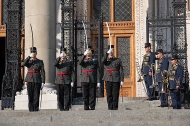 Budapeşte / Macaristan - 23 Ekim 2019 - 1956 devrimini parlamento önünde askeri askerlerle kutladı