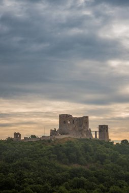 Macaristan 'da bir kayanın üzerinde oturan Ortaçağ Şatosu' nun kalıntıları.