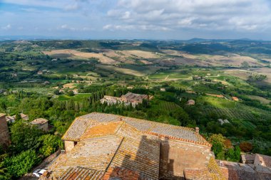 Kule ortaçağ köyü evin çatı e ülke görünümünden Montepulciano Siena Toskana Italia